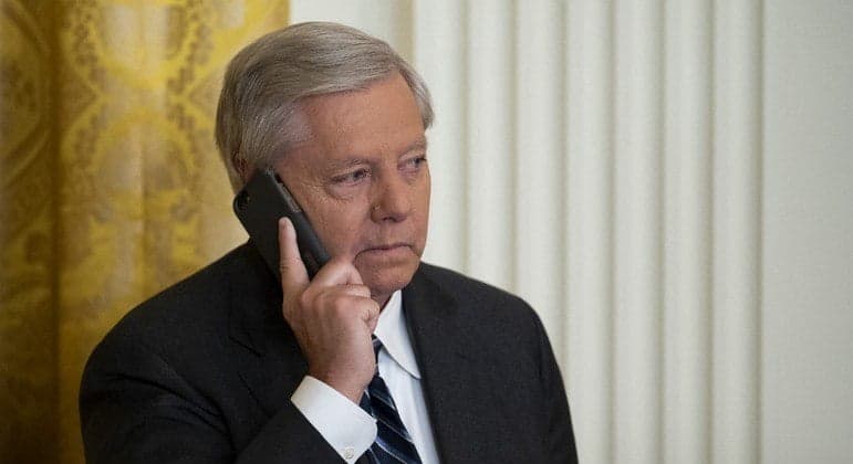 O senador dos EUA Lindsey Graham recebe um telefonema na Sala Leste da Casa Branca JIM WATSON/AFP - 03.03.2022