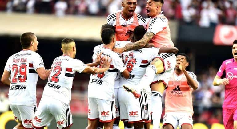 Jogadores do São Paulo comemoram o primeiro gol marcado por Welington no Morumbi ALEXANDRE BATTIBUGLI/AG. PAULISTÃO