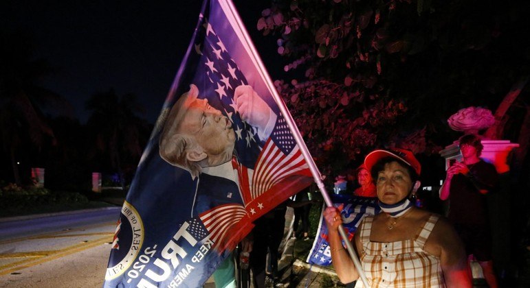 Apoiadores de Donald Trump estariam ameaçando agentes do FBI após operação EVA MARIE UZCATEGUI/GETTY IMAGES NORTH AMERICA/GETTY IMAGES VIA AFP - 20.7.2022