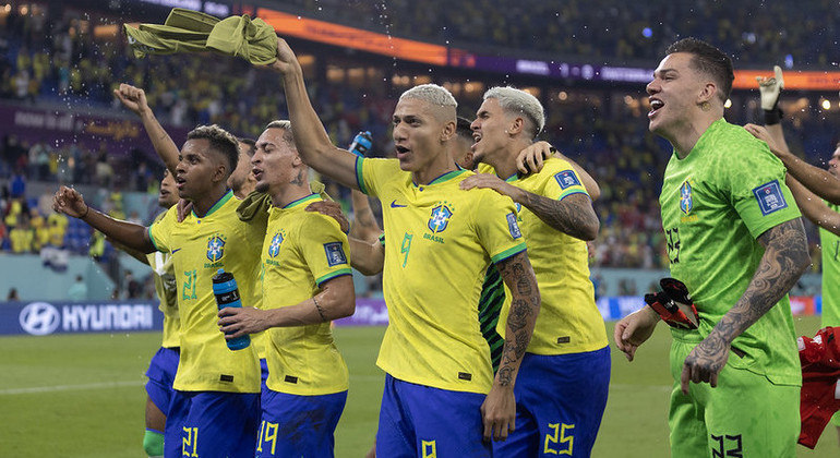 Joagdores da seleção brasileira comemoram vitória com torcedores no estádio 974 LUCAS FIGUEIREDO/DIVULGAÇÃO/CBF - 28.11.2022