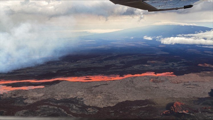 Autoridades dos EUA anunciaram nesta segunda-feira (28) que o Mauna Loa, no Havaí, o maior vulcão ativo do mundo, entrou em erupção pela primeira vez em quase 40 anos. A lava começou a fluir por volta da meia-noite de domingo (27) na cratera do Mauna Loa, um dos cinco vulcões do Parque Nacional dos Vulcões do Havaí, informou o Serviço Geológico dos Estados Unidos (USGS, na sigla em inglês) USGS/Handout/AFP - 28.11.2022