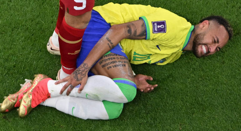 Neymar sente dor no tornozelo direito na partida do Brasil contra a Sérvia pela Copa do Mundo FRANÇOIS-XAVIER MARIT / AFP