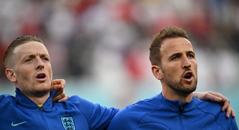 Jogadores da seleção da Inglaterra cantam o hino antes da partida contra o Irã na Copa do Mundo PAUL ELLIS / AFP