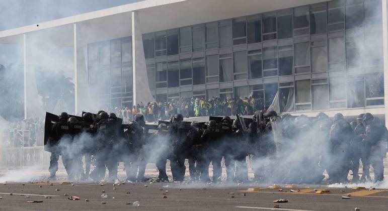 Policiais do Choque usam bombas de efeito moral para dispersar manifestantes na praça dos Três Poderes WILTON JUNIOR/ESTADÃO CONTEÚDO