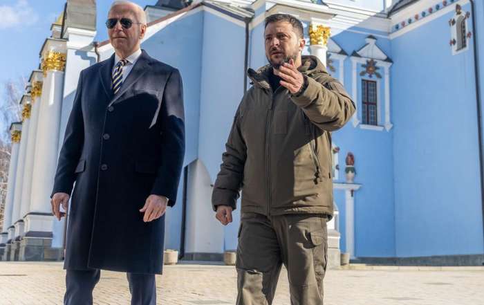 O presidente dos Estados Unidos (à esq.), Joe Biden, durante uma 'visita surpresa' a Kiev, na Ucrânia - 20/02/2023 | Foto: Divulgação/Instagram