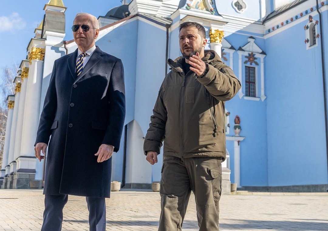 O presidente dos Estados Unidos (à esq.), Joe Biden, durante uma 'visita surpresa' a Kiev, na Ucrânia - 20/02/2023 | Foto: Divulgação/Instagram