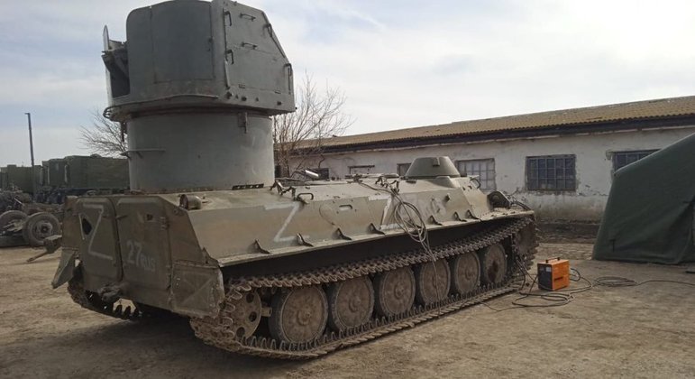 Tanque russo foi improvisado com uma torre naval no topo REPRODUÇÃO REDDIT VIA THE SUN