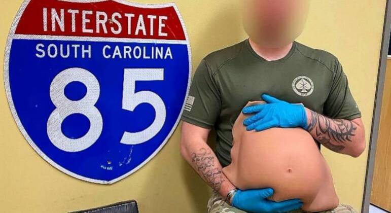 Policial mostra a barriga falsa usada pela mulher que foi presa com 1,5 kg de cocaína REPRODUÇÃO/ANDERSON COUNTY SHERIFF'S OFFICE SC